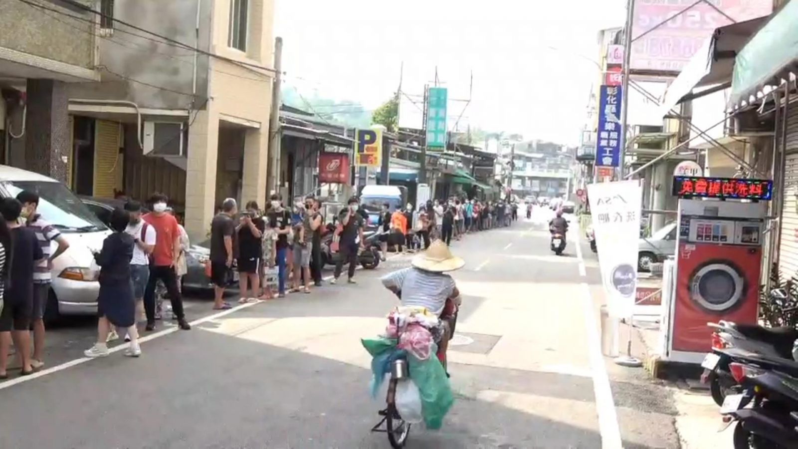 影／太誇張! 民眾大排長龍購買蛋黃酥恐成防疫破口　林世賢轟「飢餓行銷」不足取 - https://www.watchmedia01.com