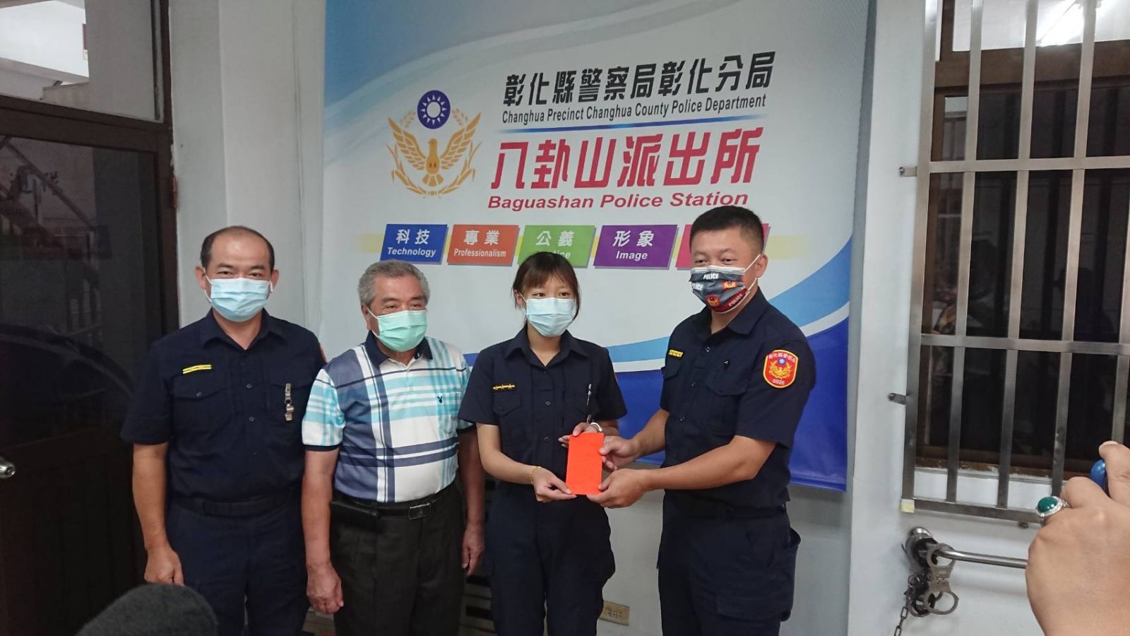 影／熱昏了！9旬翁「翹家」狂走半公里 走不動警助返家 - https://www.watchmedia01.com