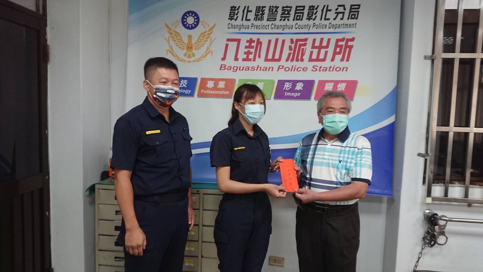 影／熱昏了！9旬翁「翹家」狂走半公里 走不動警助返家 - https://www.watchmedia01.com