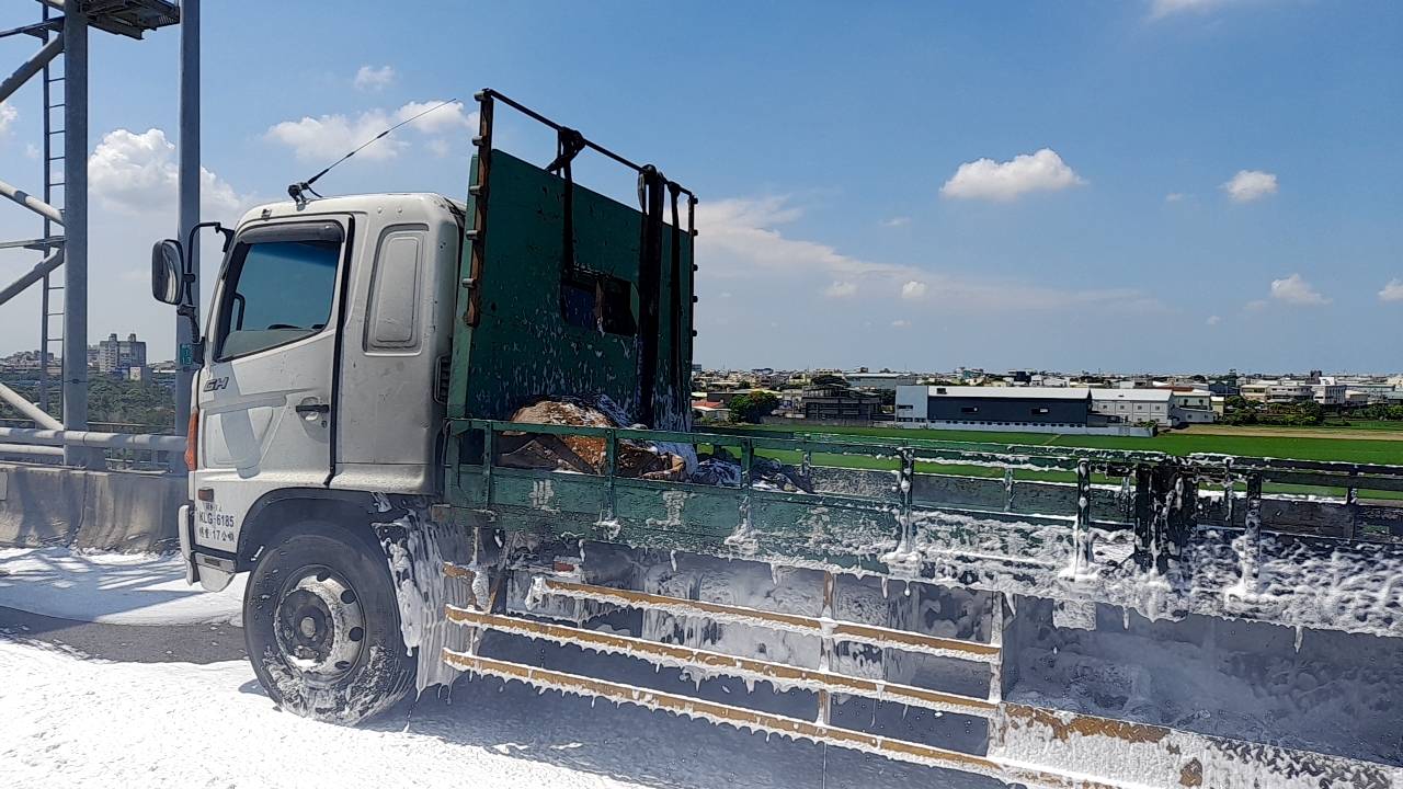 影／國道3號彰化系統交流道火燒車　大貨車駕駛幸運逃生 - https://www.watchmedia01.com