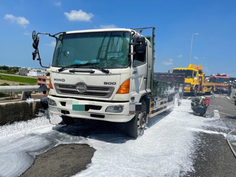 影／國道3號彰化系統交流道火燒車　大貨車駕駛幸運逃生 - https://www.watchmedia01.com