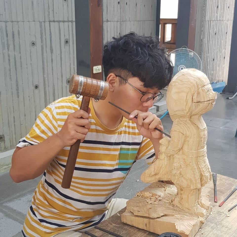 自桎梏何以逍遙　大葉校友陳右承榮獲大墩美展雕塑組第二名 - https://www.watchmedia01.com