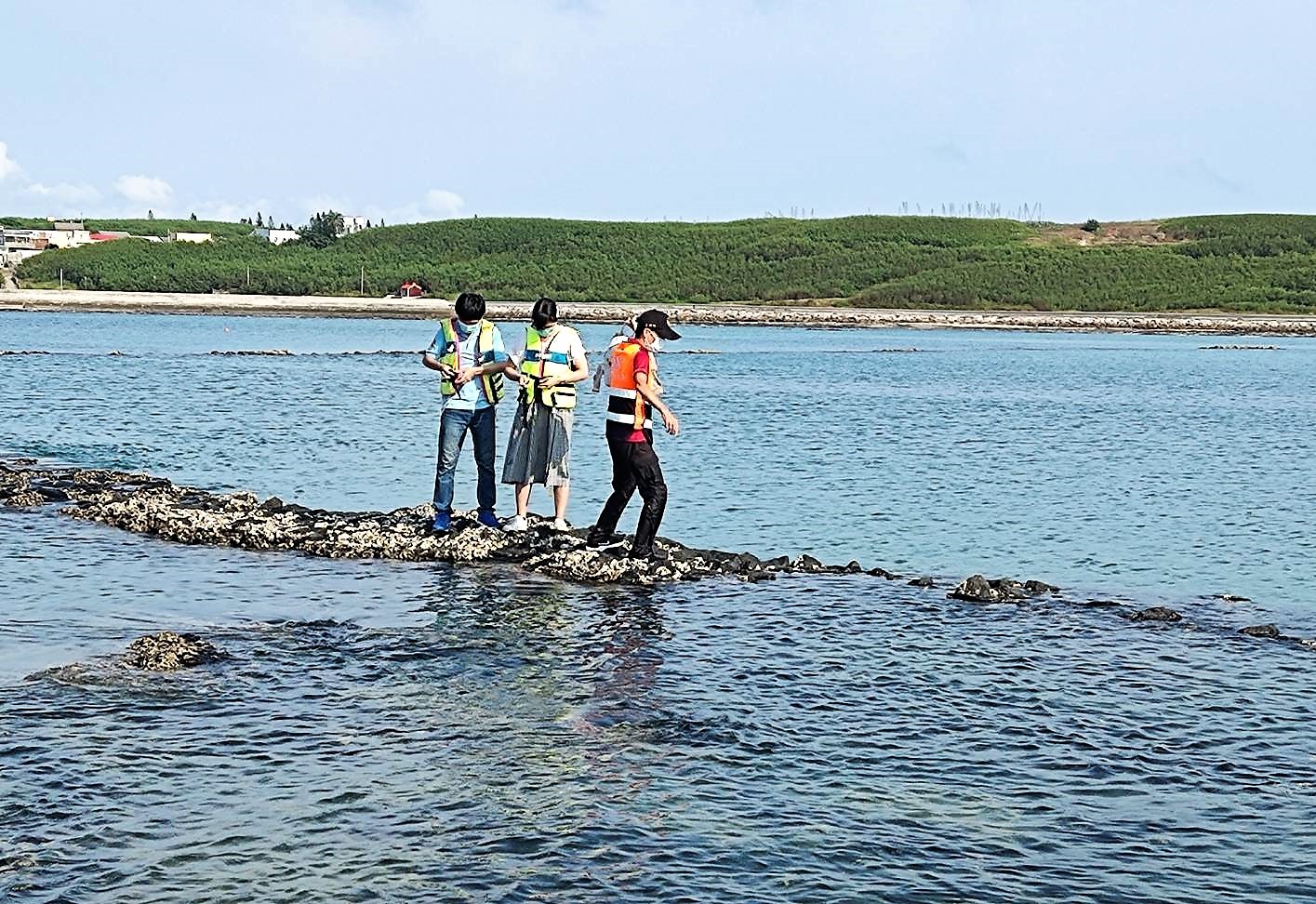 孤獨矗立海中！２遊客受困澎湖網紅景點警消馳援平安獲救 - https://www.watchmedia01.com