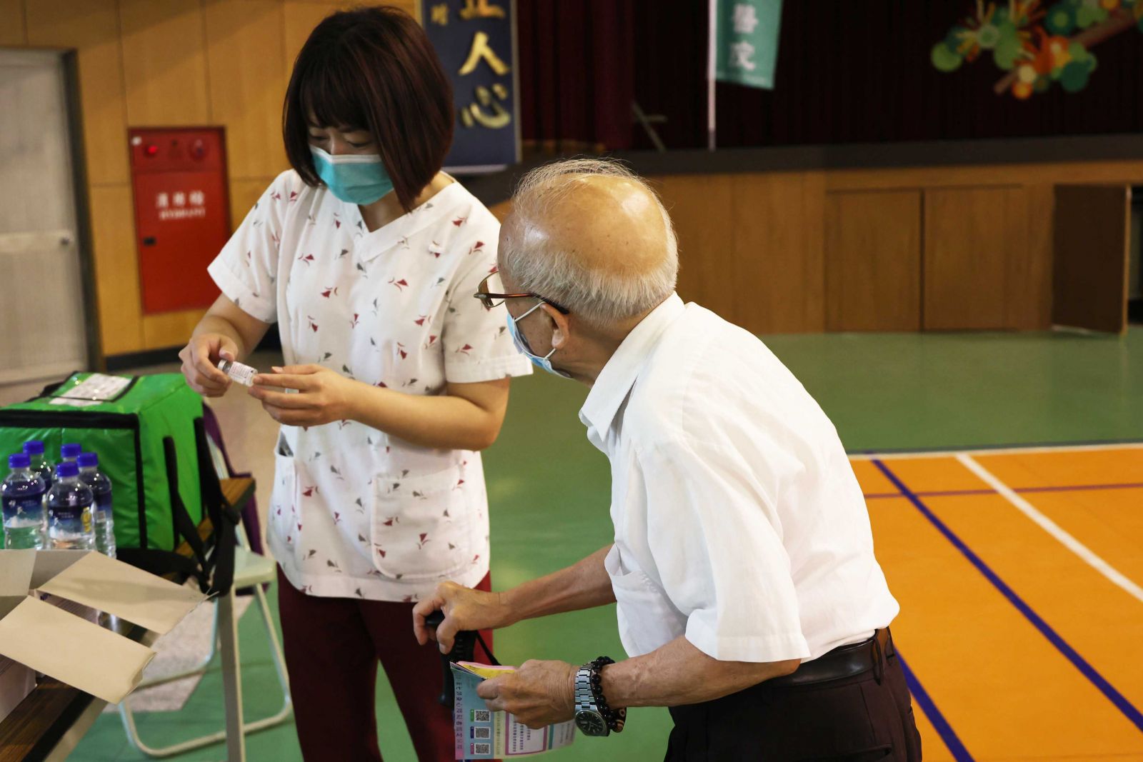 影／非「莫」不打！　長輩施打莫德納前要求檢查瓶身 - https://www.watchmedia01.com
