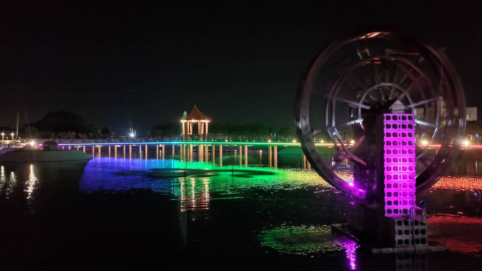 影／廢魚塭變身七彩湖光公園猶如仙境 環湖360度都是拍照景點 - https://www.watchmedia01.com
