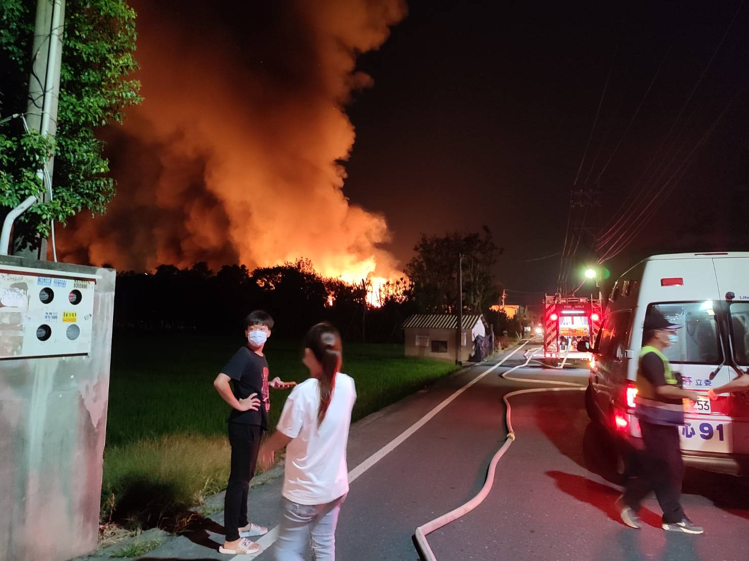 影／隱形冠軍工廠遭祝融吞噬　5000坪廠房烈焰將夜空染紅　三員工燒燙傷 - https://www.watchmedia01.com