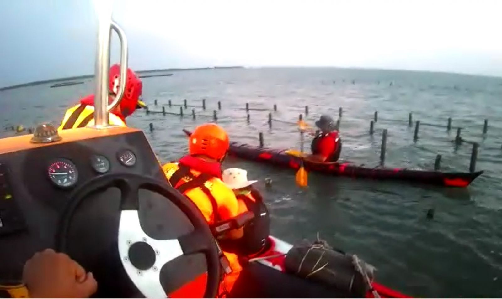 影／夫妻檔北港溪泛舟飄出海　海巡獲報即刻出海救回 - https://www.watchmedia01.com