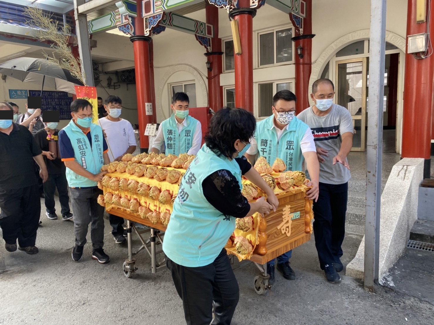 影／送行者　民眾黨中彰投三主委為弱勢往生者扶棺 - https://www.watchmedia01.com