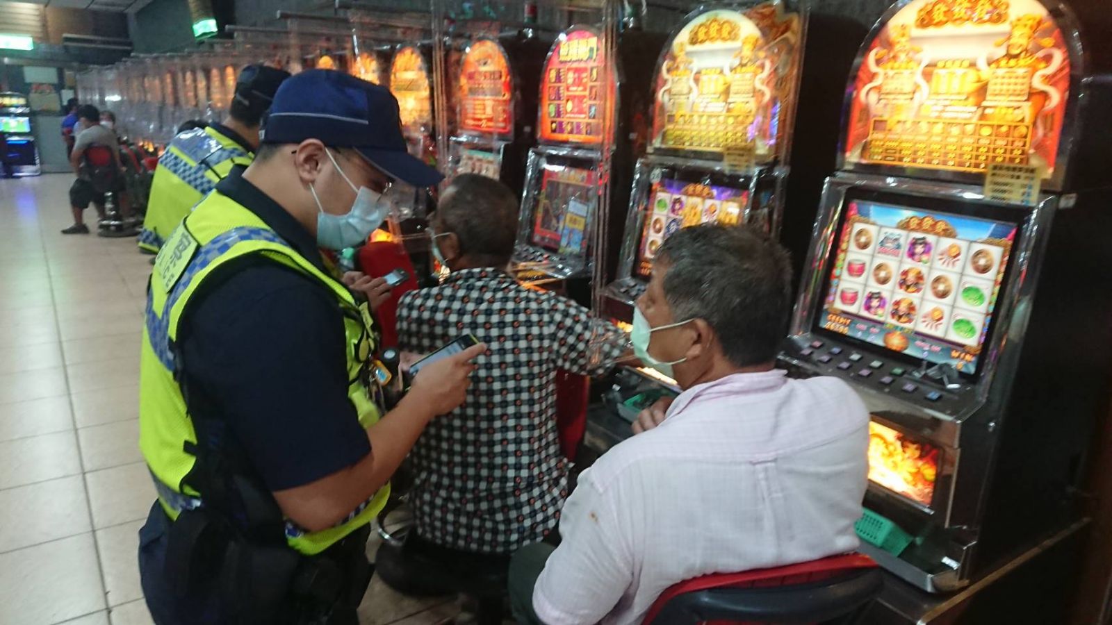 影/八大行業復業首日 彰化警分局大陣仗臨檢查獲四起違規 - https://www.watchmedia01.com