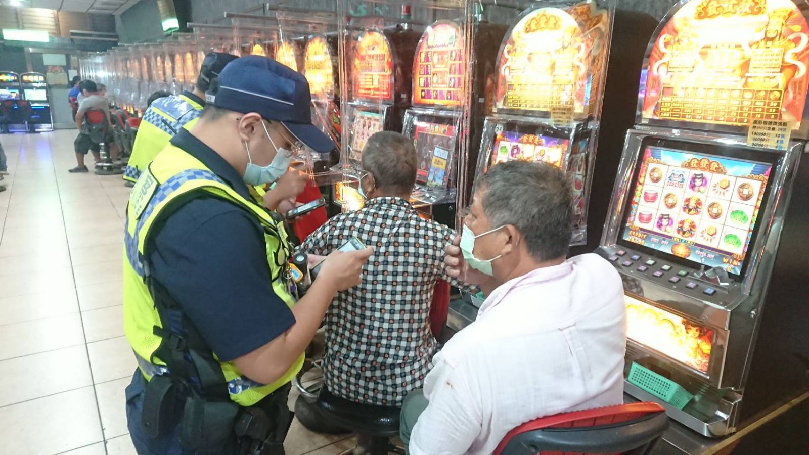 影/八大行業復業首日 彰化警分局大陣仗臨檢查獲四起違規 - https://www.watchmedia01.com