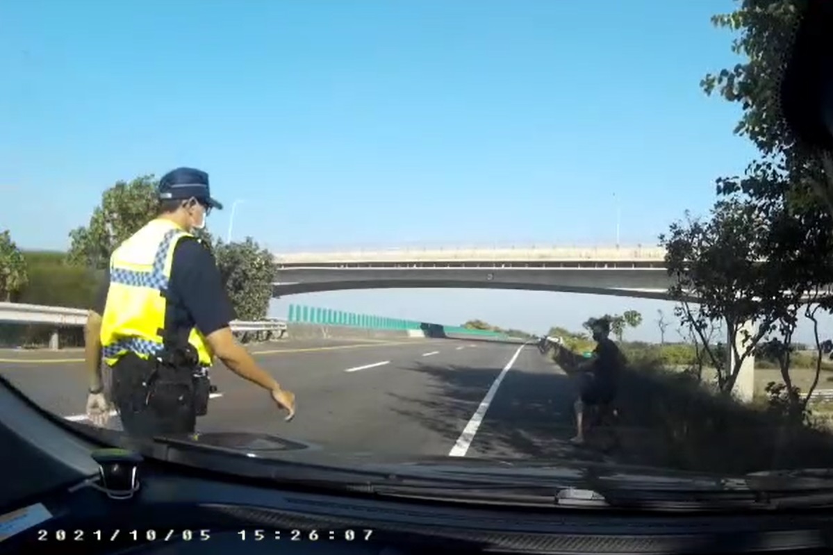 影／水林身障男誤闖快速道路　台西警安全護送化險為夷 - https://www.watchmedia01.com