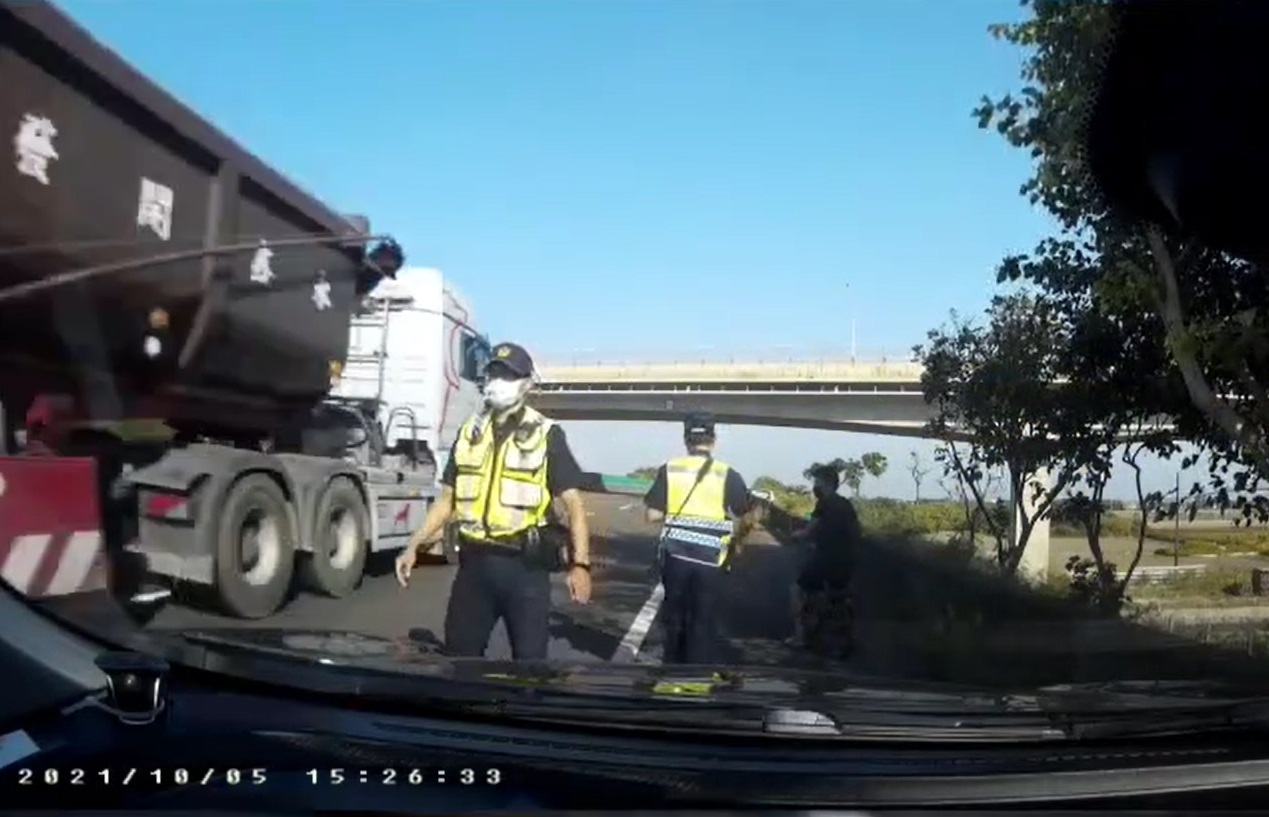 影／水林身障男誤闖快速道路　台西警安全護送化險為夷 - https://www.watchmedia01.com