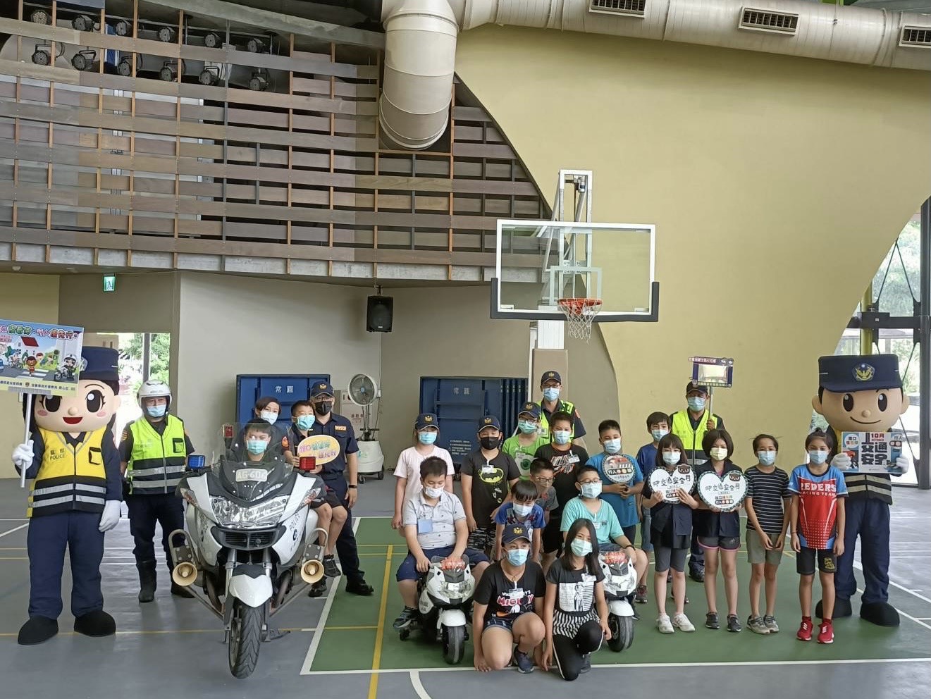 交通安全月 宜警路口宣導行人路權 - https://www.watchmedia01.com