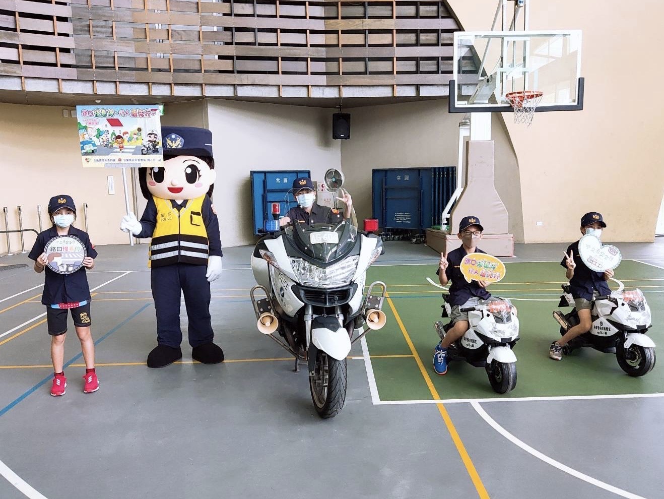 交通安全月 宜警路口宣導行人路權 - https://www.watchmedia01.com