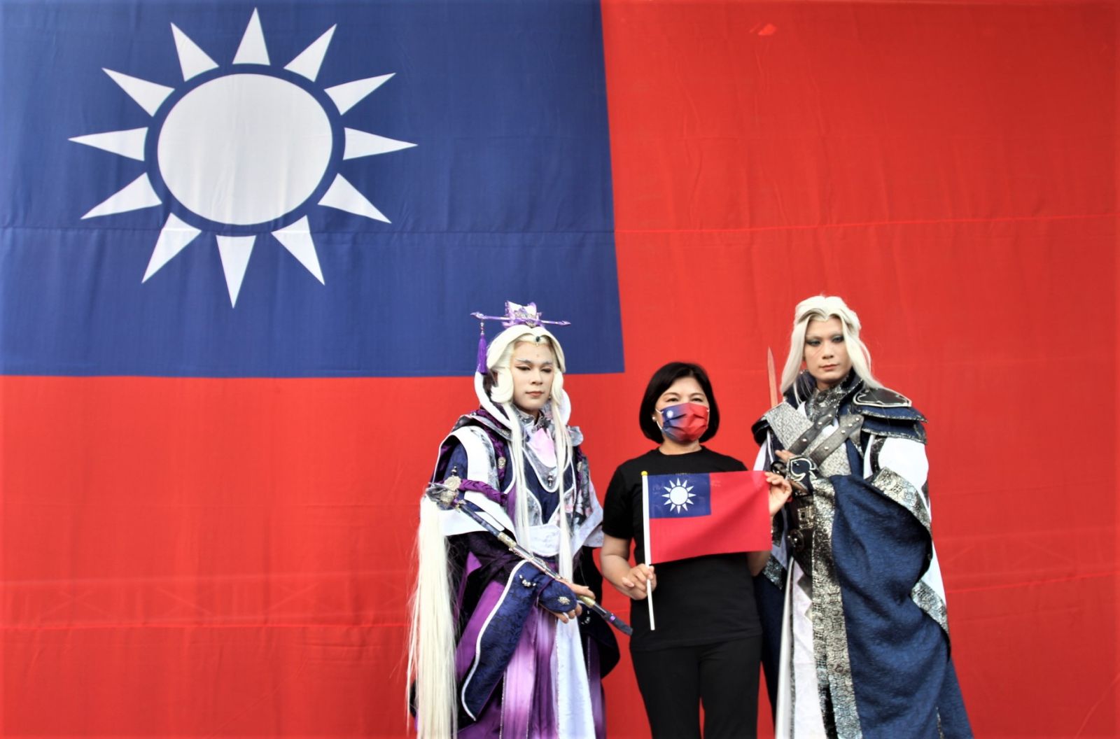 雲林布袋戲館前國慶升旗 現場發送國旗背包和圍巾 - https://www.watchmedia01.com