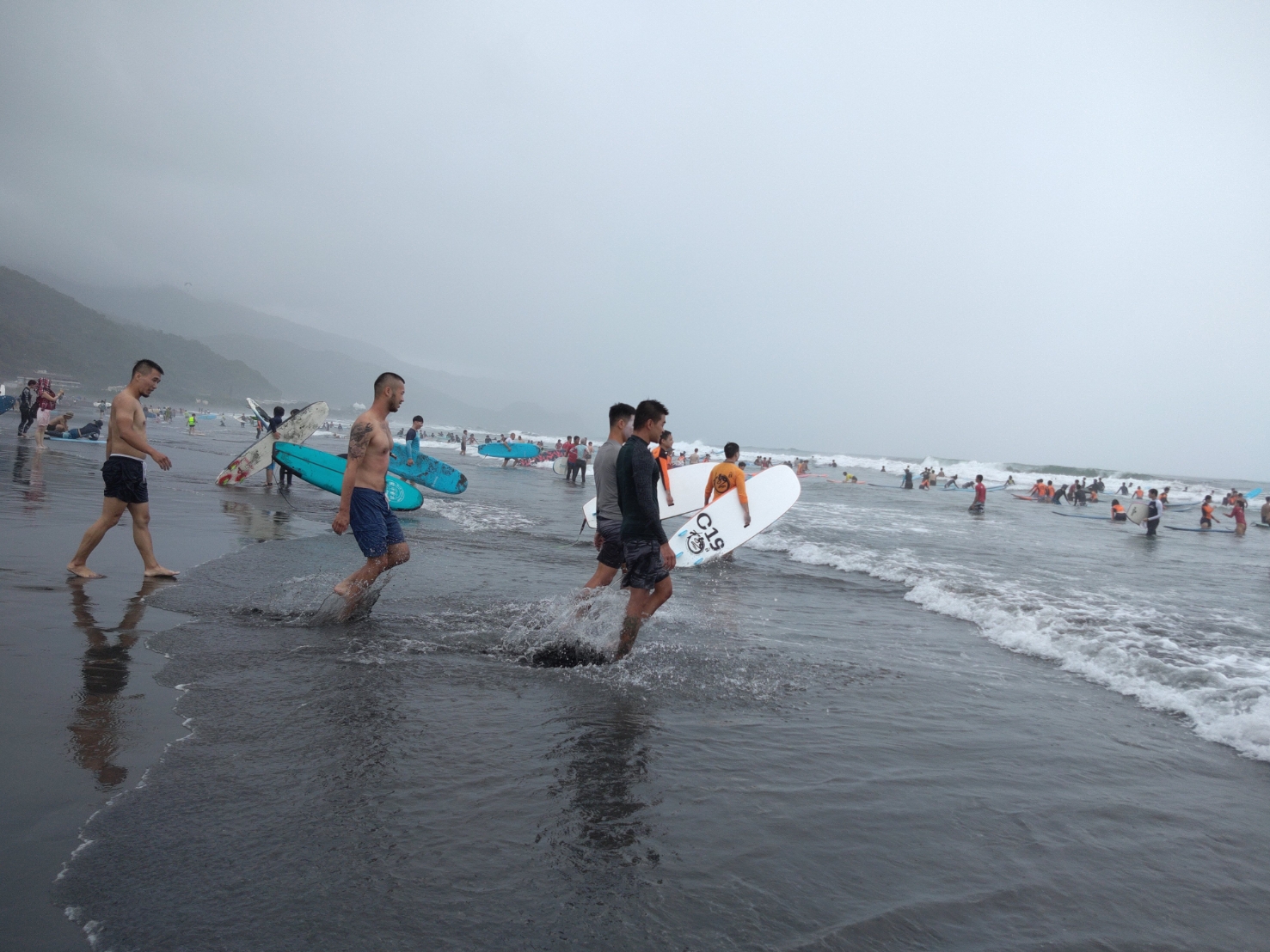 海灘無「罩」休閒 宜蘭景點人潮多 - https://www.watchmedia01.com