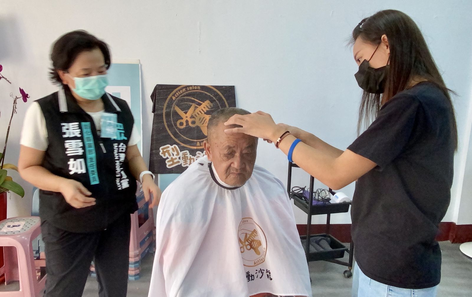 影／蚵仔麵線一碗20元？民眾黨彰化縣黨部請獨老街友吃麵線豬腳 - https://www.watchmedia01.com