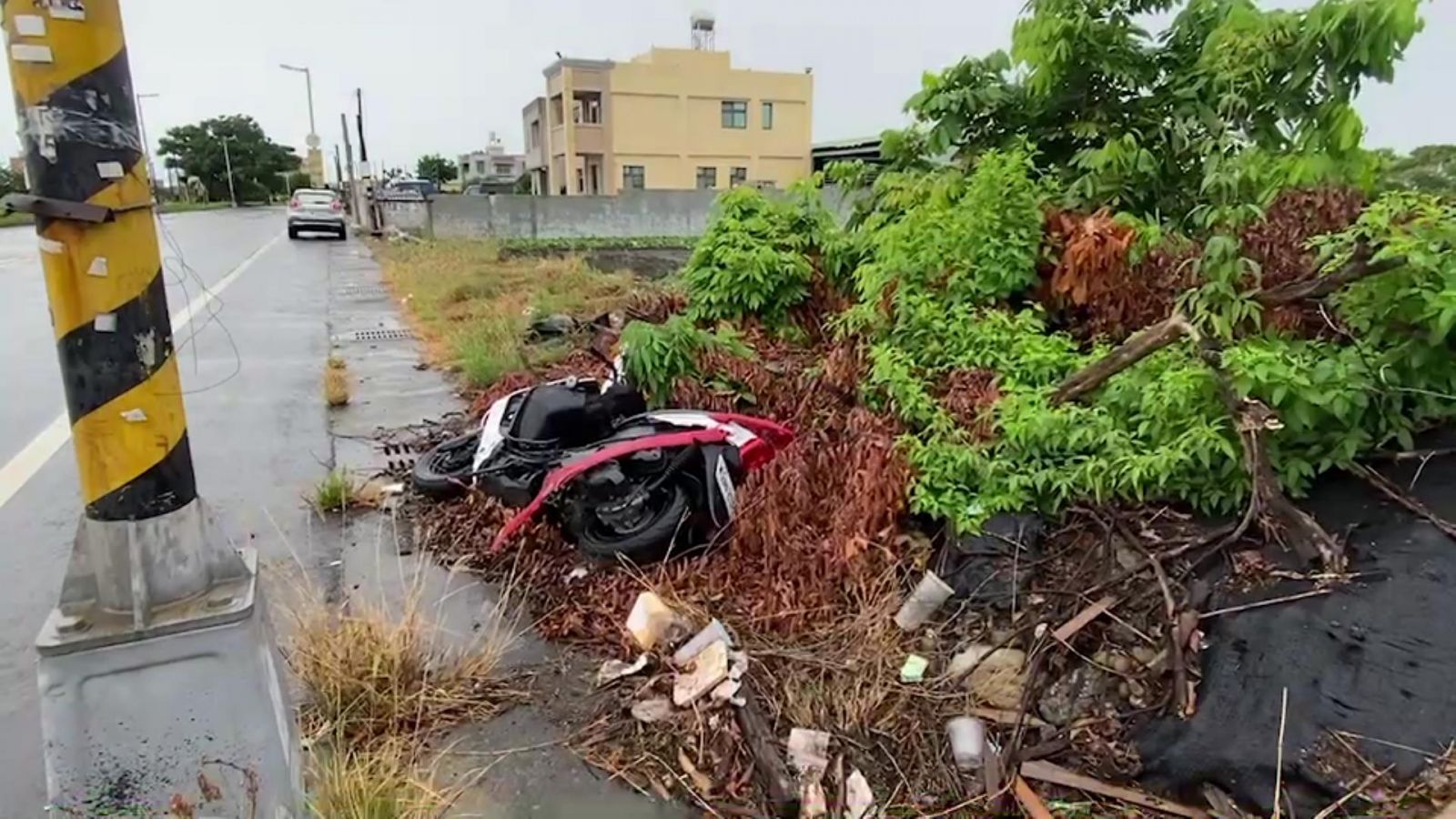 影／魂斷異鄉　明道大學史瓦帝尼學生機車自撞電桿亡 - https://www.watchmedia01.com