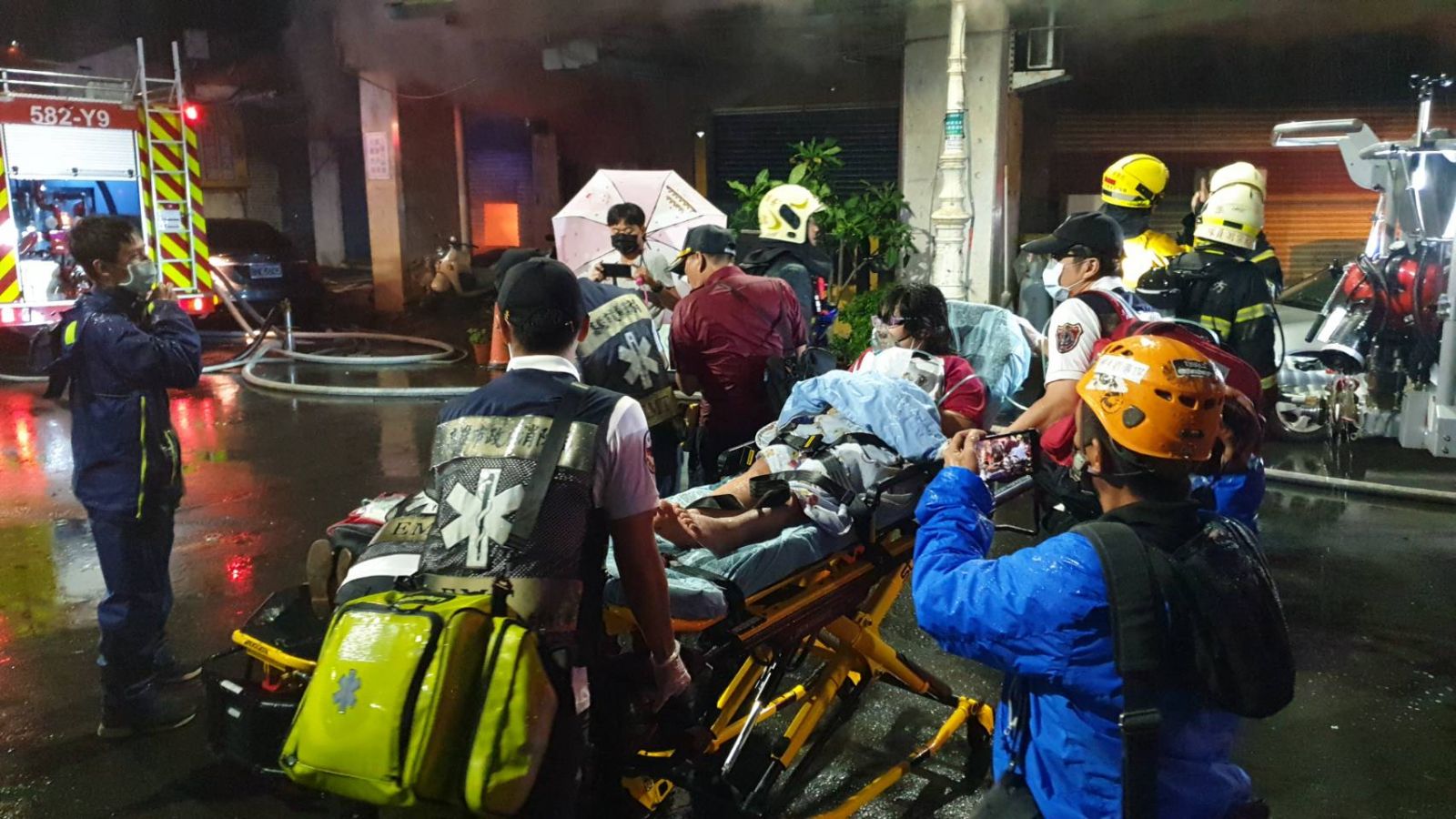 快訊/高雄市鹽埕區府北路住宅大火已救出17位民眾 警消持續搜索搶救中 - https://www.watchmedia01.com
