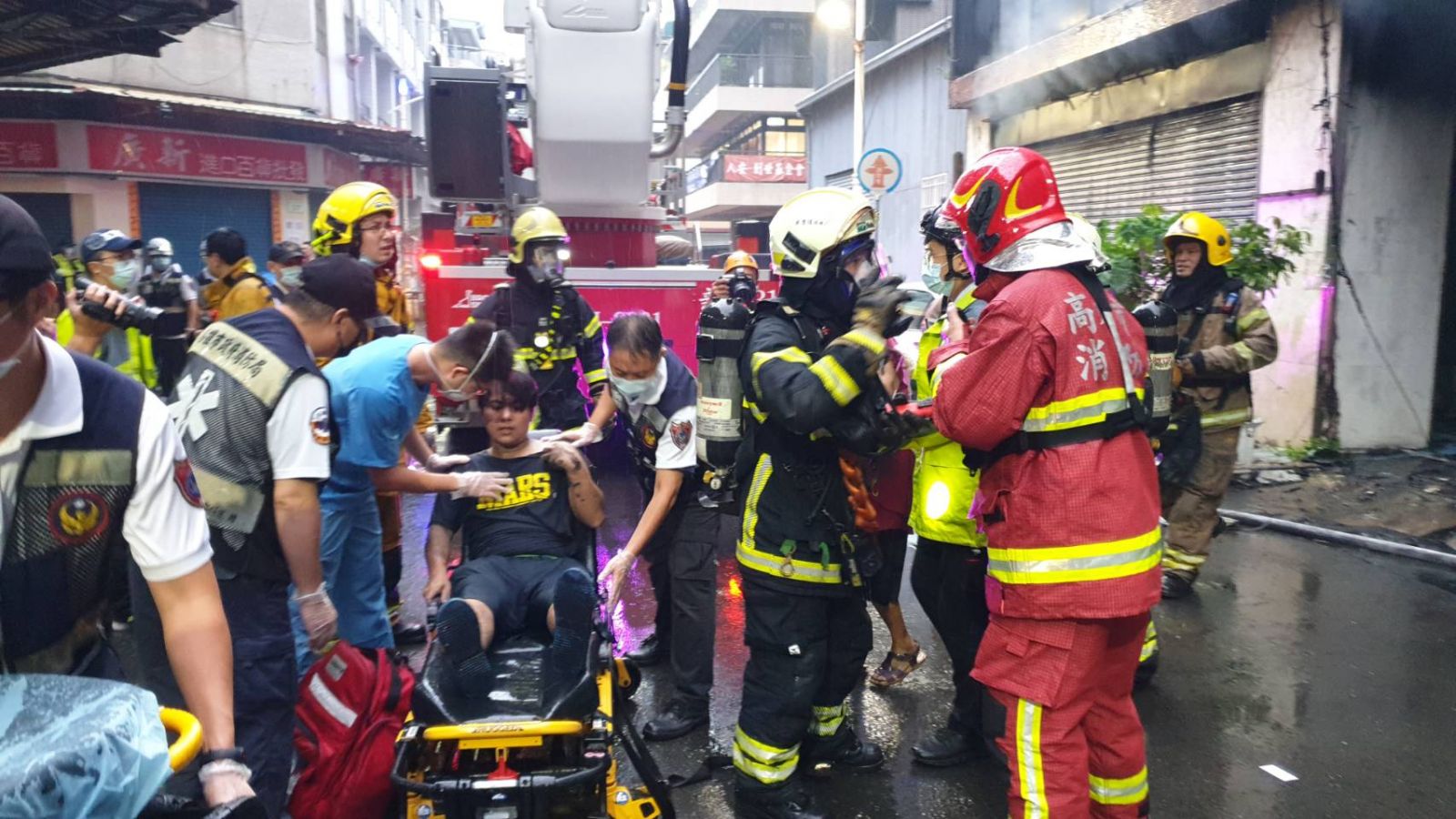 快訊/高雄市鹽埕區府北路住宅大火已救出17位民眾 警消持續搜索搶救中 - https://www.watchmedia01.com