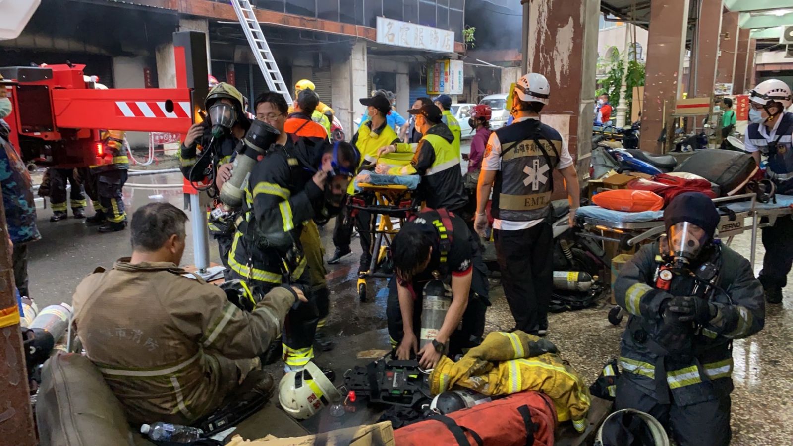 快訊/高雄市鹽埕區府北路住宅大火已救出17位民眾 警消持續搜索搶救中 - https://www.watchmedia01.com