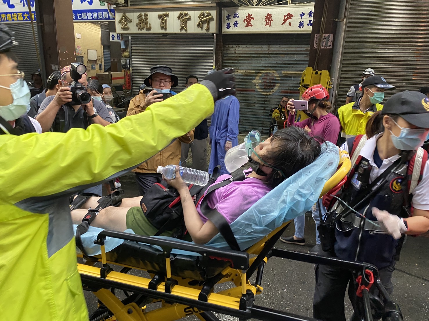 快訊/高雄市鹽埕區府北路住宅大火已救出17位民眾 警消持續搜索搶救中 - https://www.watchmedia01.com