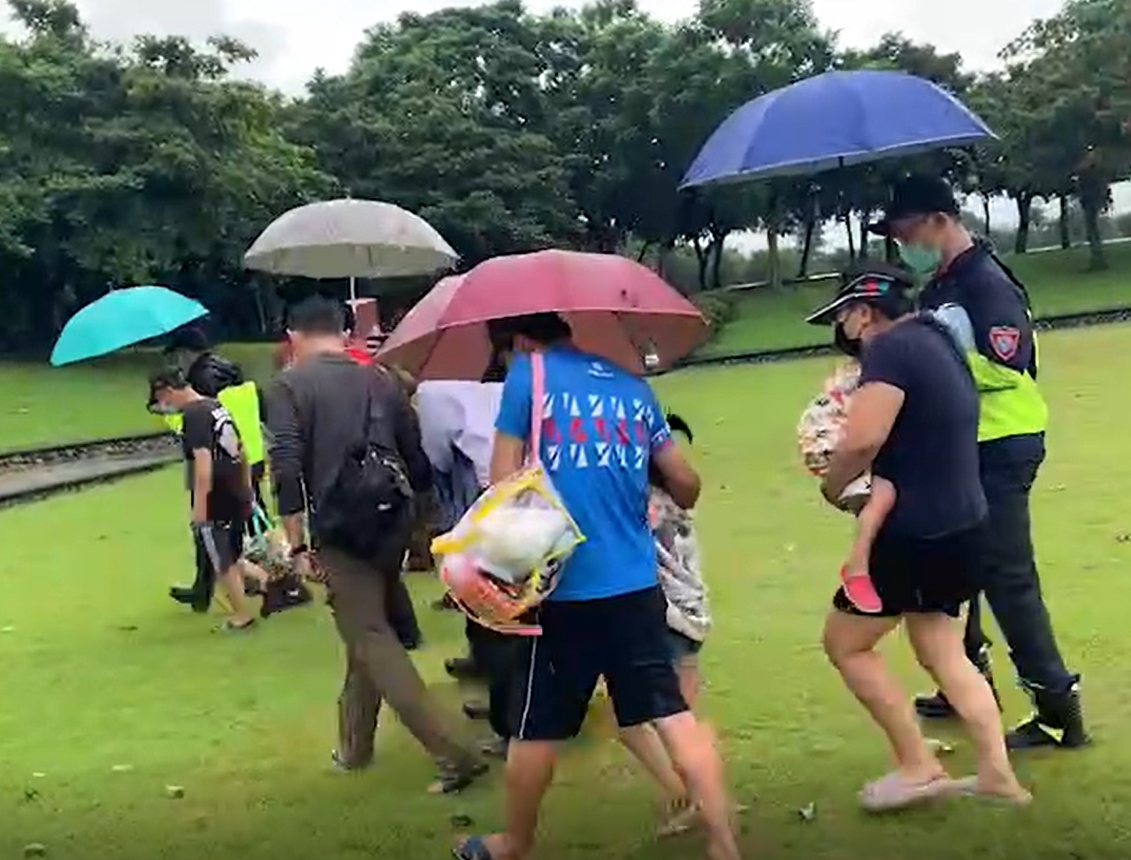 露營受困大同鄉石門溪 直升機救援13民眾脫困 - https://www.watchmedia01.com