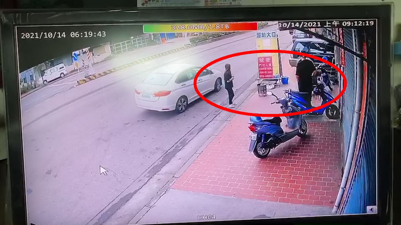 影／古惑仔街頭開打！債務糾紛聚眾鬥毆　還埋伏撞車起火 - https://www.watchmedia01.com