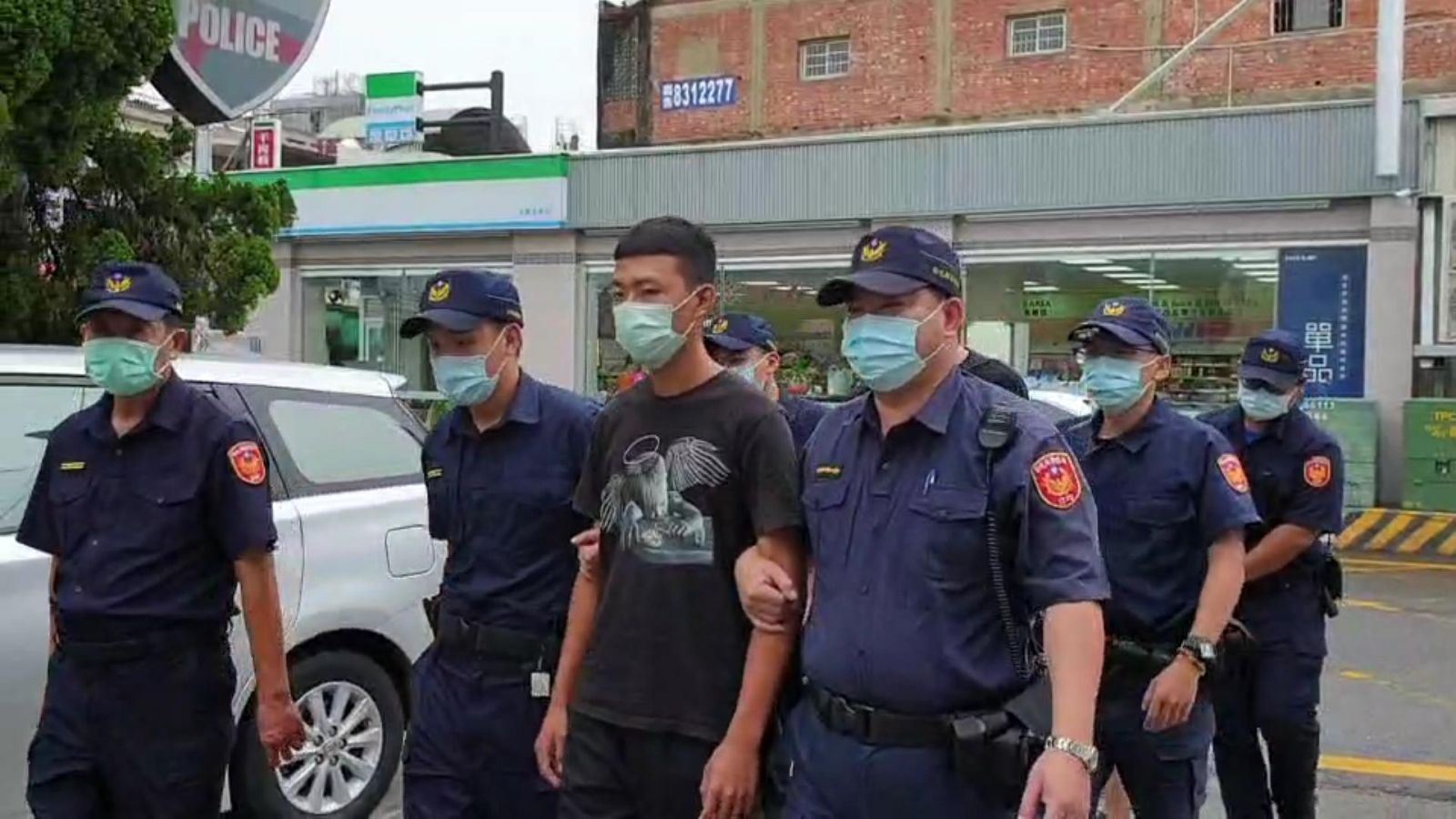 影／古惑仔街頭開打！債務糾紛聚眾鬥毆　還埋伏撞車起火 - https://www.watchmedia01.com