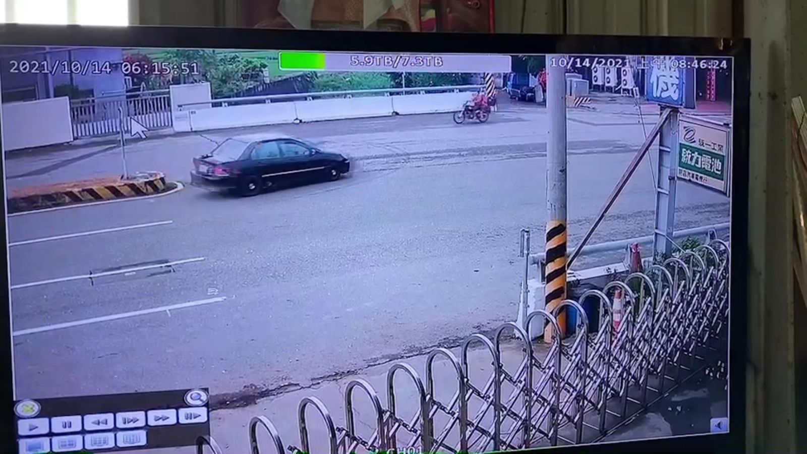 影／古惑仔街頭開打！債務糾紛聚眾鬥毆　還埋伏撞車起火 - https://www.watchmedia01.com