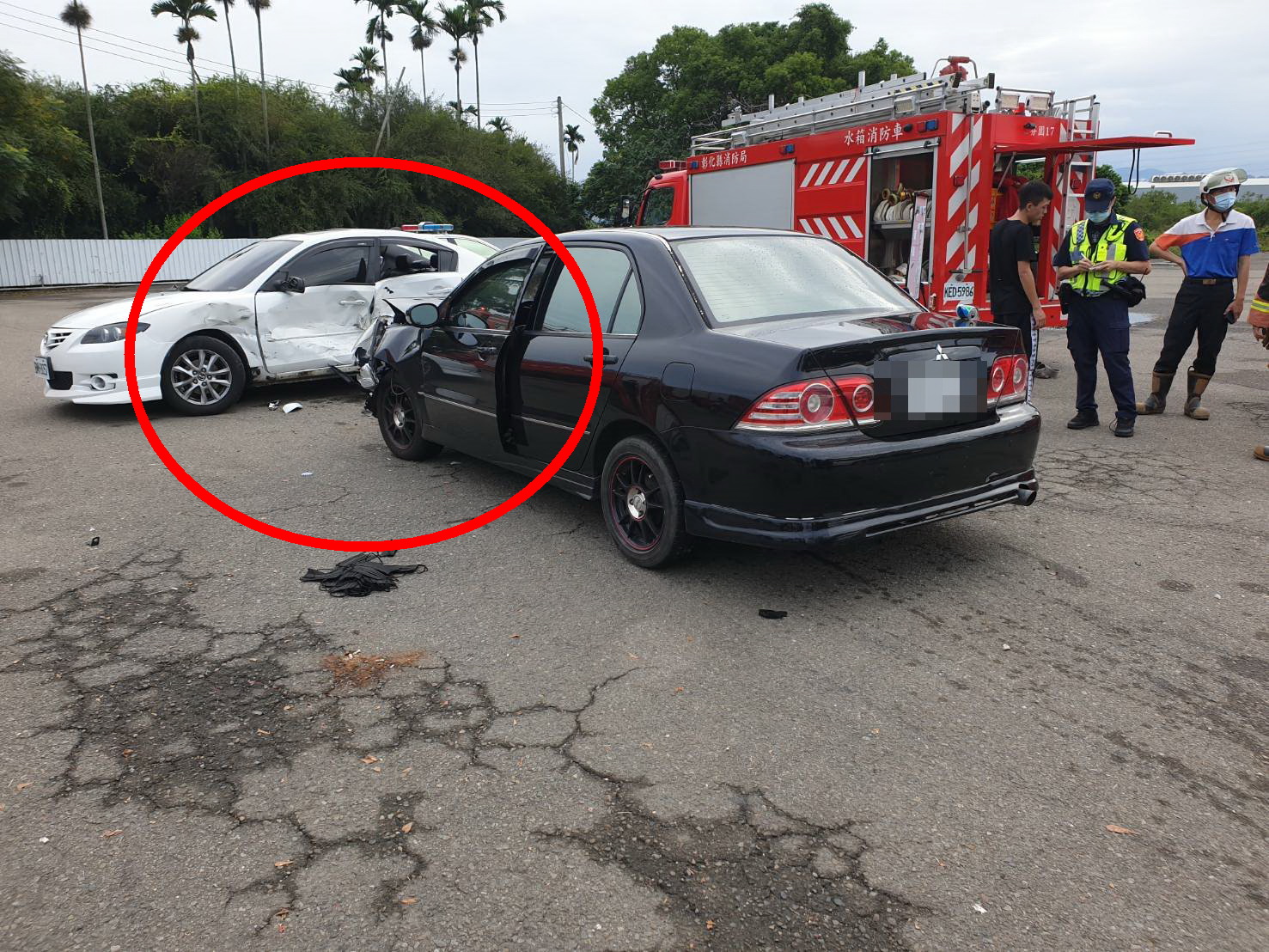 影／古惑仔街頭開打！債務糾紛聚眾鬥毆　還埋伏撞車起火 - https://www.watchmedia01.com