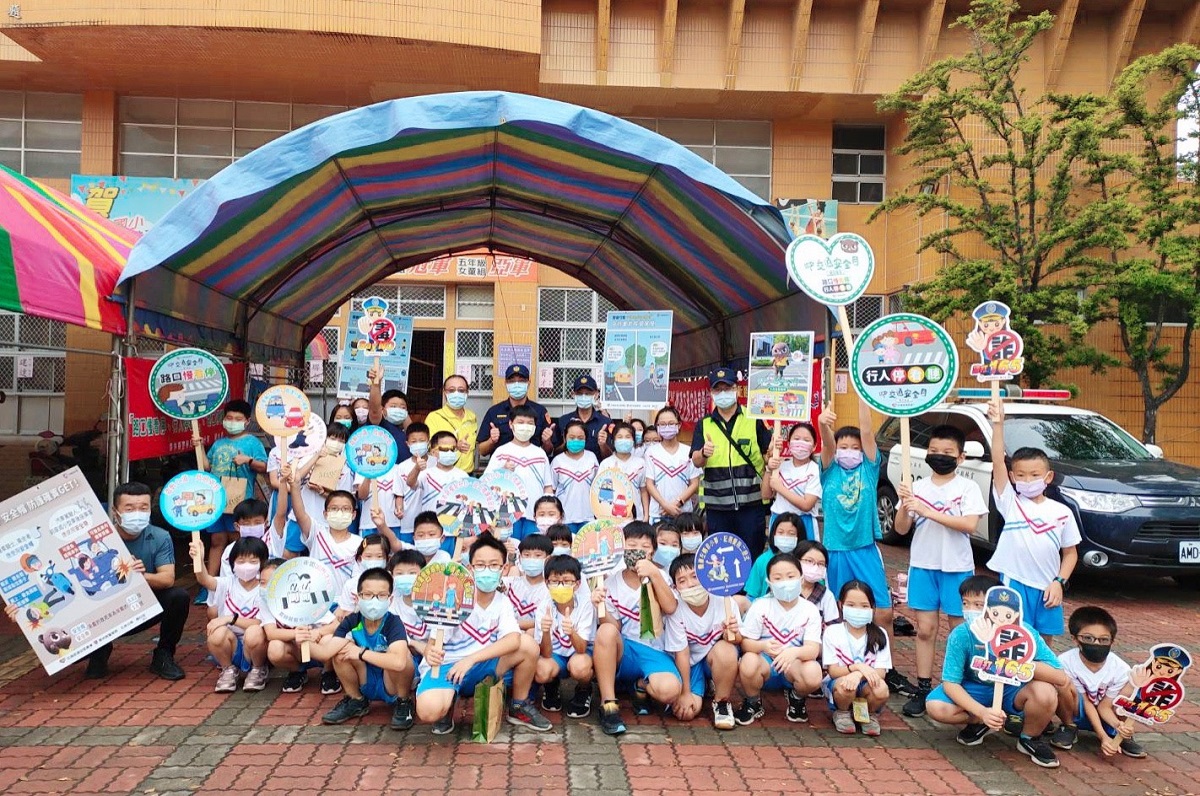 北港警「交通安全月」前進校園設攤　教導學童正確交通安全觀念 - https://www.watchmedia01.com