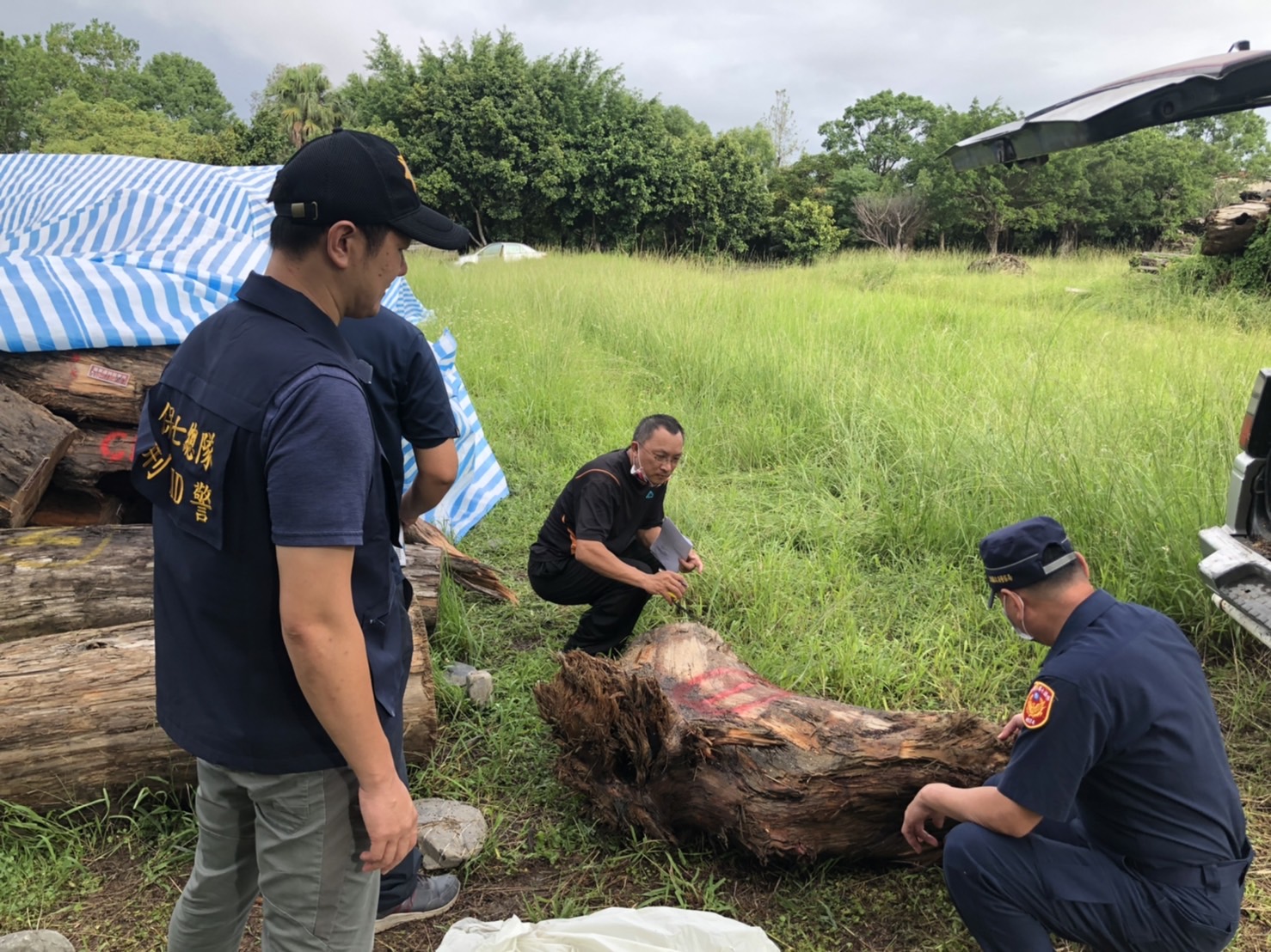 山老鼠趁隙撿拾貴重漂流木 保七警遠端監控人贓俱獲 - https://www.watchmedia01.com