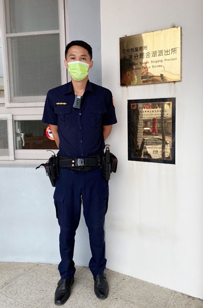 男子身體不適車道停車　巡警發現即時伸援助返家 - https://www.watchmedia01.com
