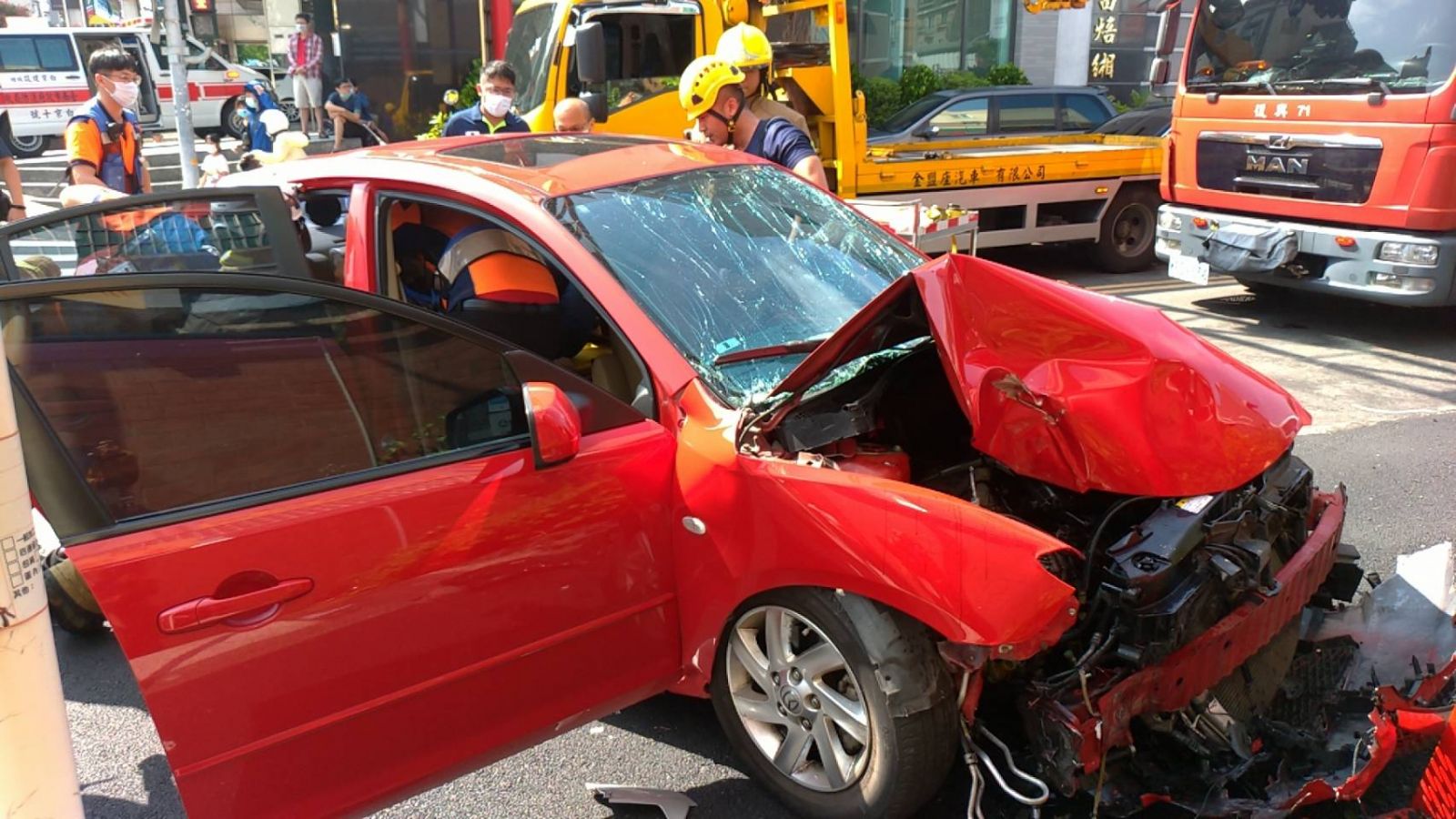 台南裕農路車禍 　5人傷1意識不清 - https://www.watchmedia01.com