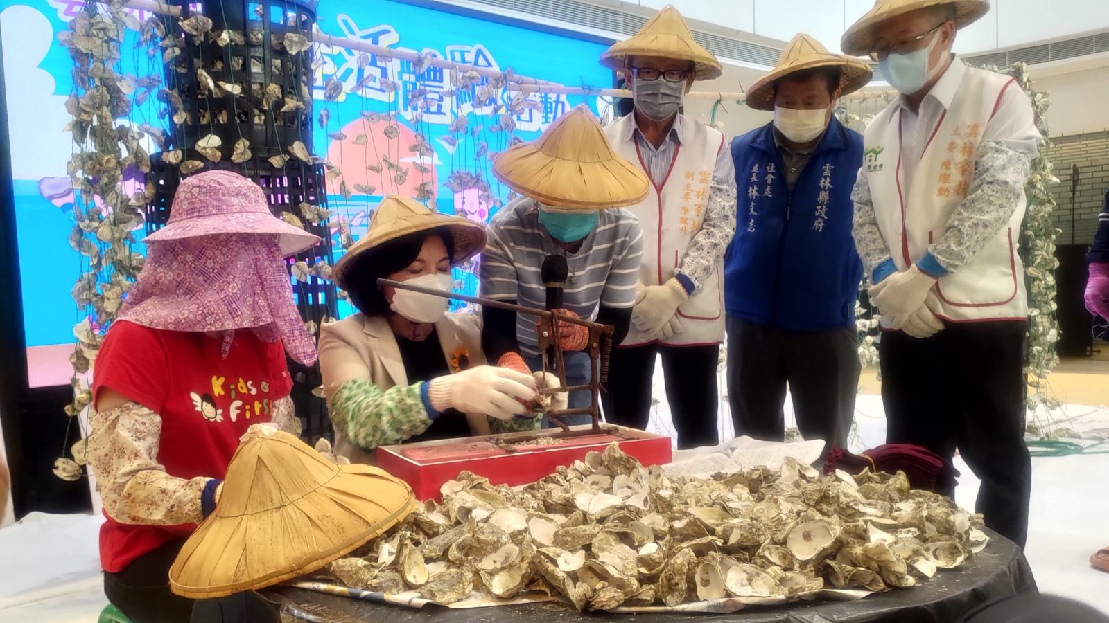 雲林家扶生活體驗活動　縣長張麗善體驗串蚵　感謝雲林家扶為弱勢家庭助貧脫貧 - https://www.watchmedia01.com