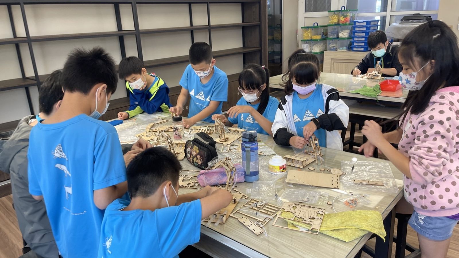 影／芬園鄉文德國小學生體驗自組機械手臂好有「趣」 - https://www.watchmedia01.com