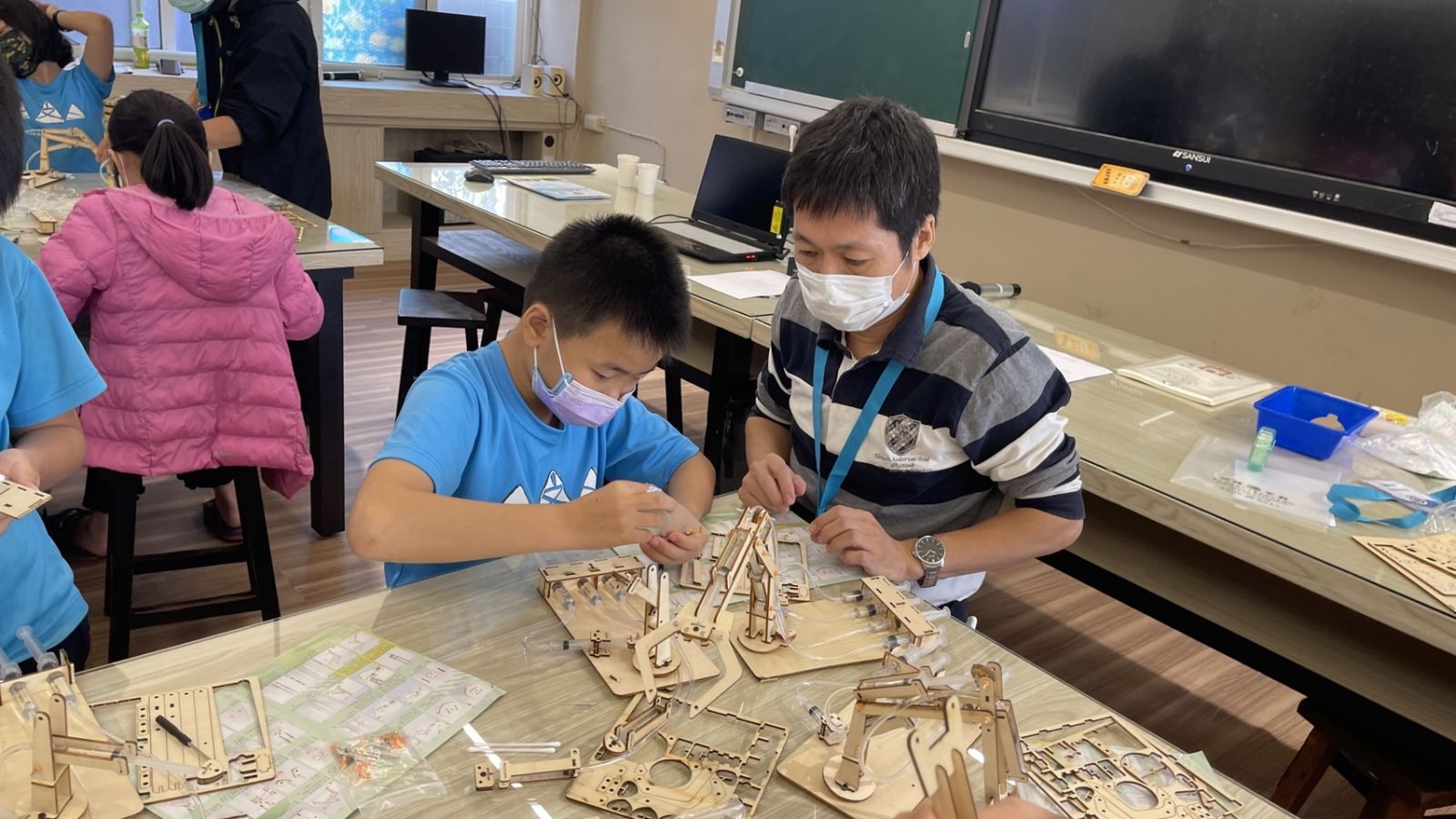影／芬園鄉文德國小學生體驗自組機械手臂好有「趣」 - https://www.watchmedia01.com