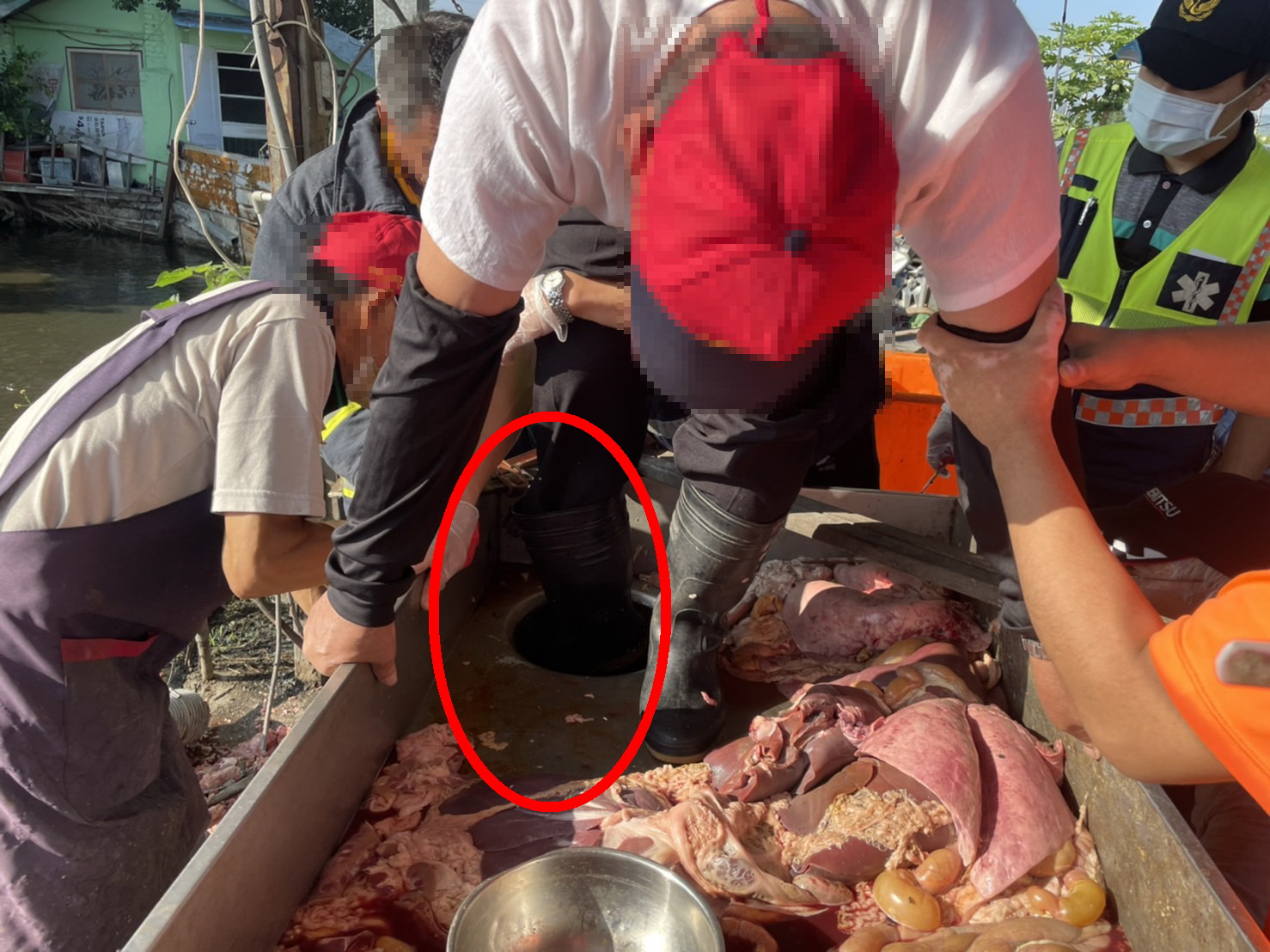 險成天殘腳　老翁不慎踩進絞肉機內　鮮血狂噴 - https://www.watchmedia01.com