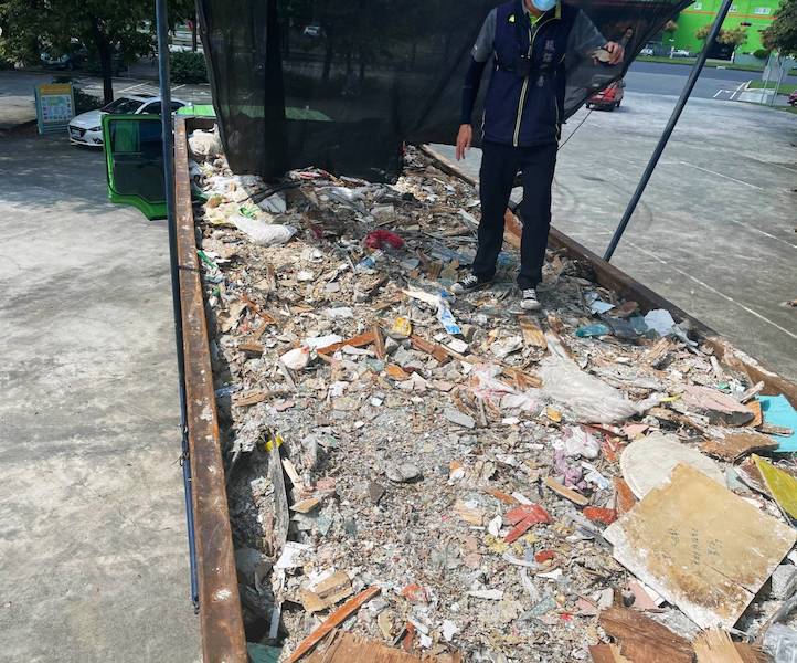 口罩遮蔽車牌傾倒廢棄物　警方查緝棄車逃逸仍遭活逮 - https://www.watchmedia01.com