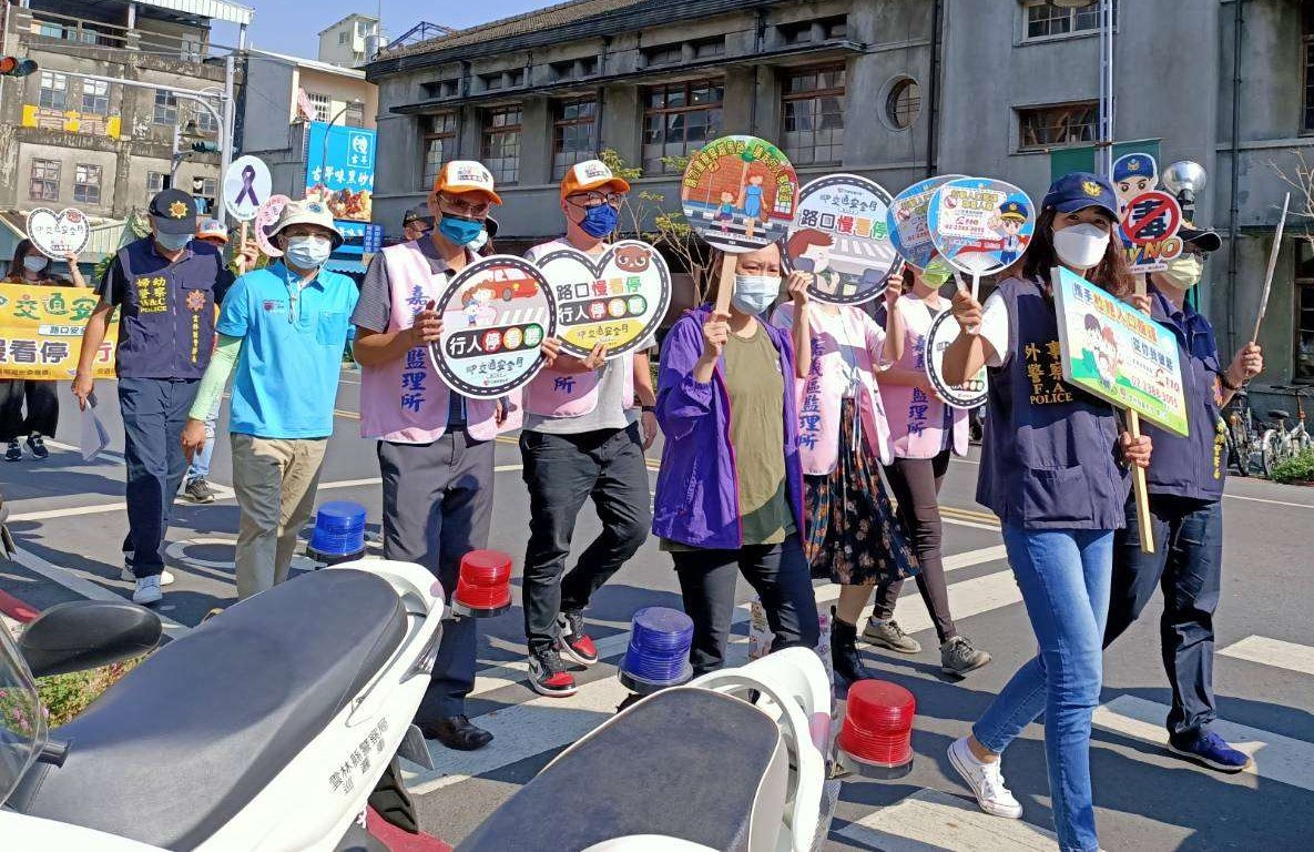 布袋戲偶乘重機宣導超吸睛　監理站與虎尾警快閃響應交通安全月 - https://www.watchmedia01.com