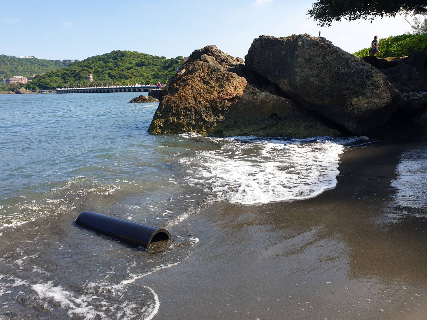 直擊（有影片）／高雄煙火基座殘跡卡旗津沙灘多日險成汙染　民怨：很誇張！市府竟沒處理 - https://www.watchmedia01.com