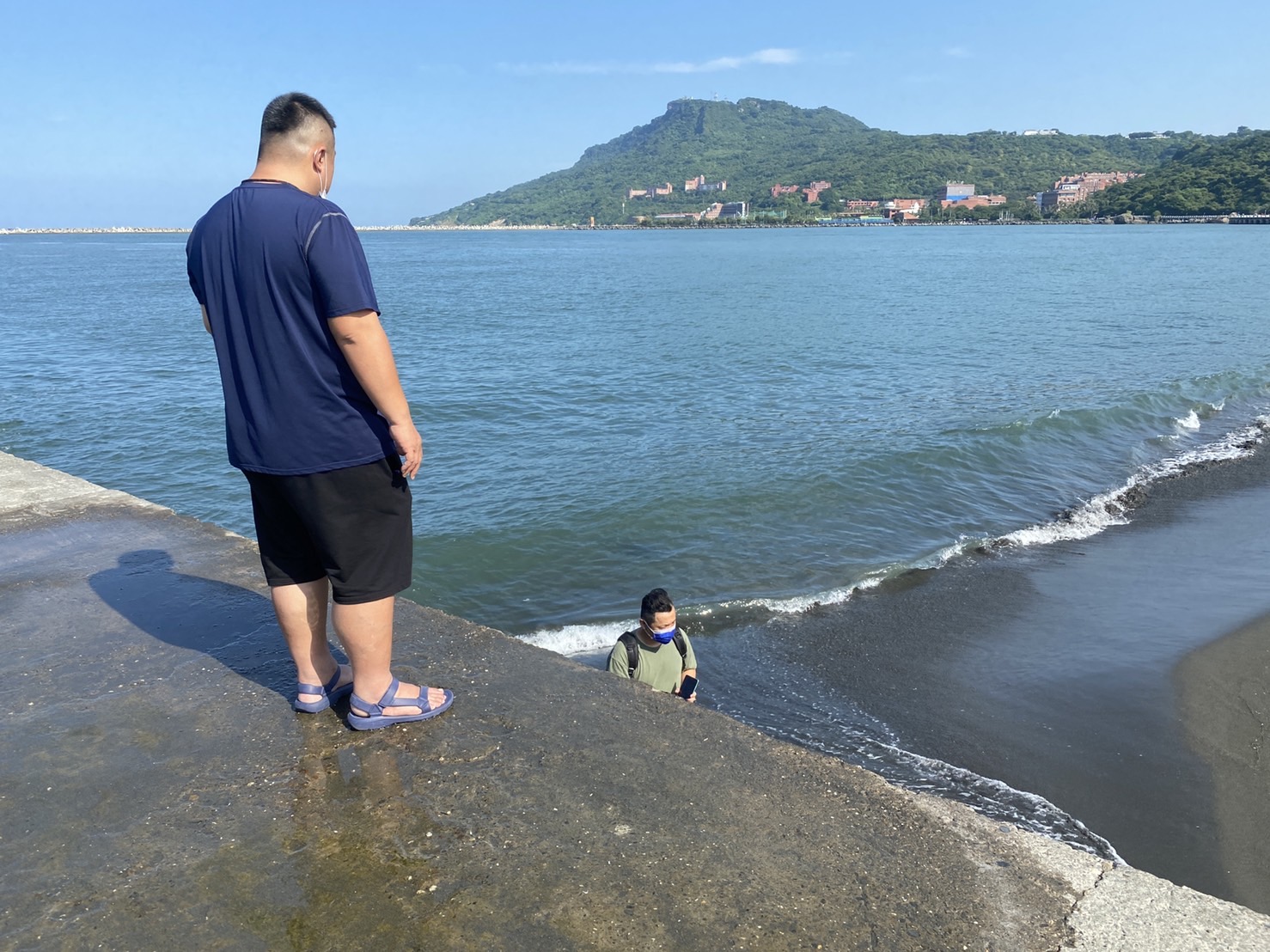 直擊（有影片）／高雄煙火基座殘跡卡旗津沙灘多日險成汙染　民怨：很誇張！市府竟沒處理 - https://www.watchmedia01.com