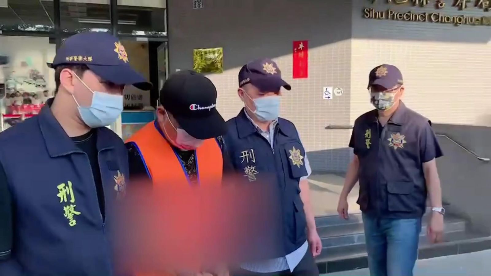 影／黑衣男協助陳修將搬胡女遺體送醫卻失聯　神隱原因曝光 - https://www.watchmedia01.com