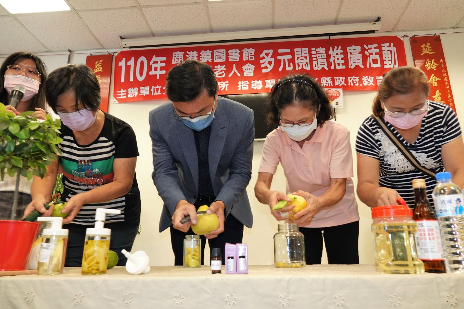 影／天然ㄟ尚好！鹿港鎮立圖書館教導長輩DIY天然柚香清潔劑 - https://www.watchmedia01.com
