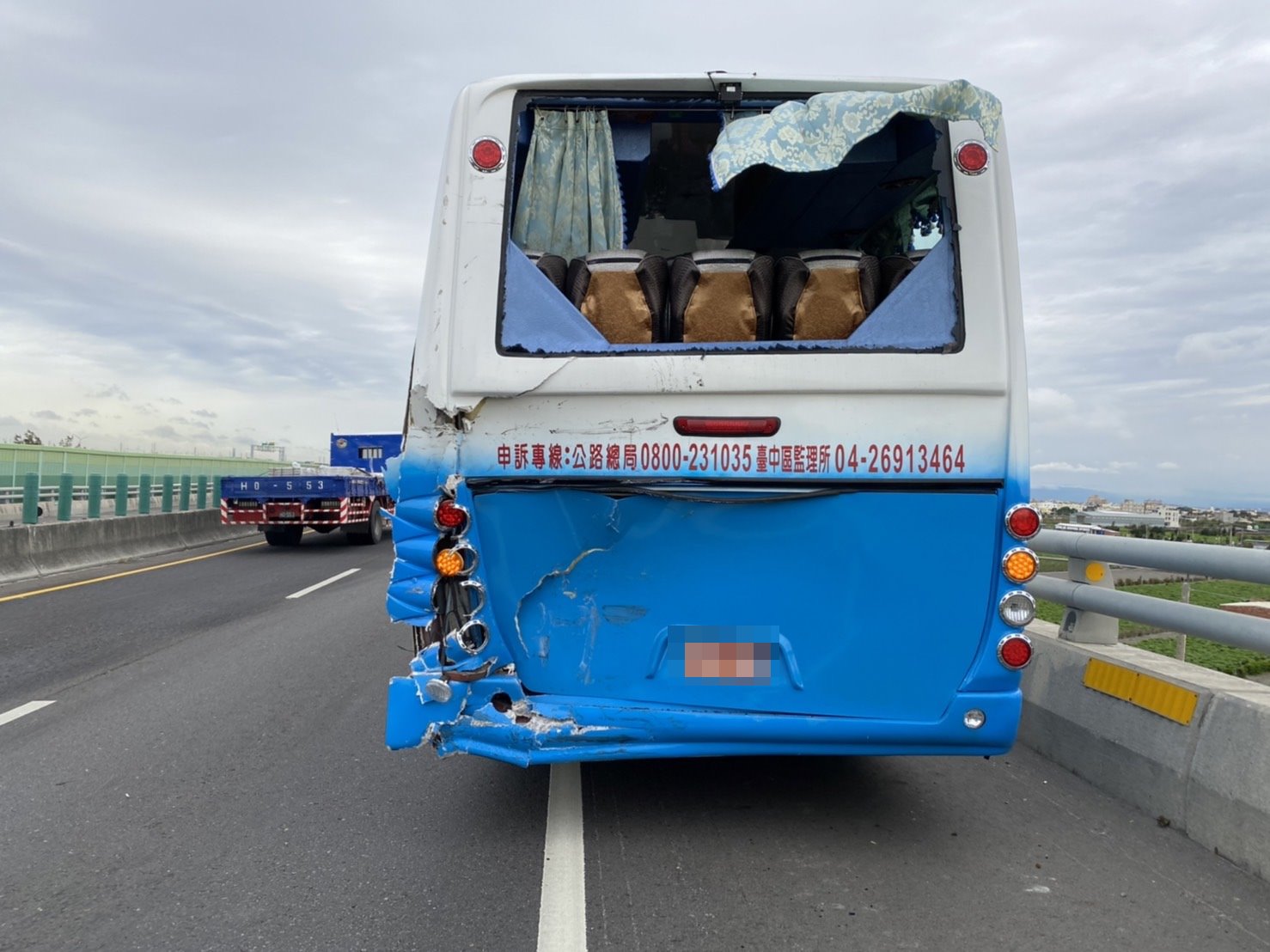 影／轟！台61線西濱快速公路大貨車和遊覽車追撞　5人受傷送醫 - https://www.watchmedia01.com
