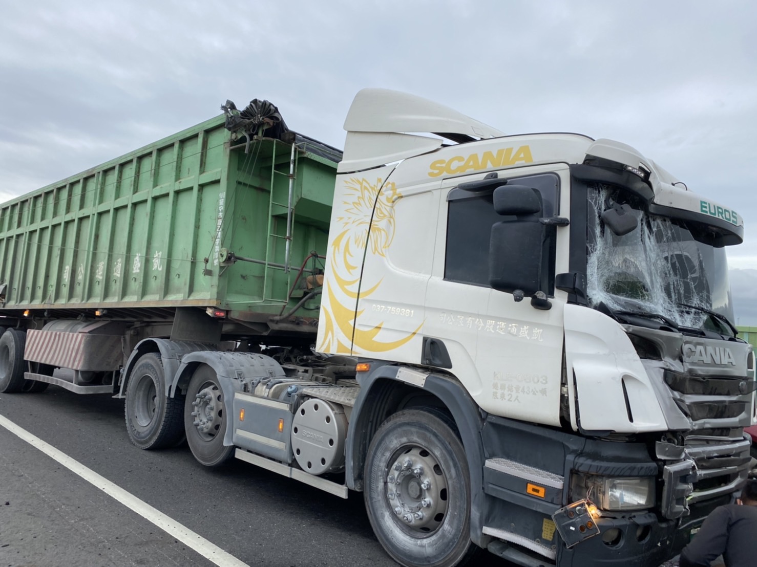 影／轟！台61線西濱快速公路大貨車和遊覽車追撞　5人受傷送醫 - https://www.watchmedia01.com