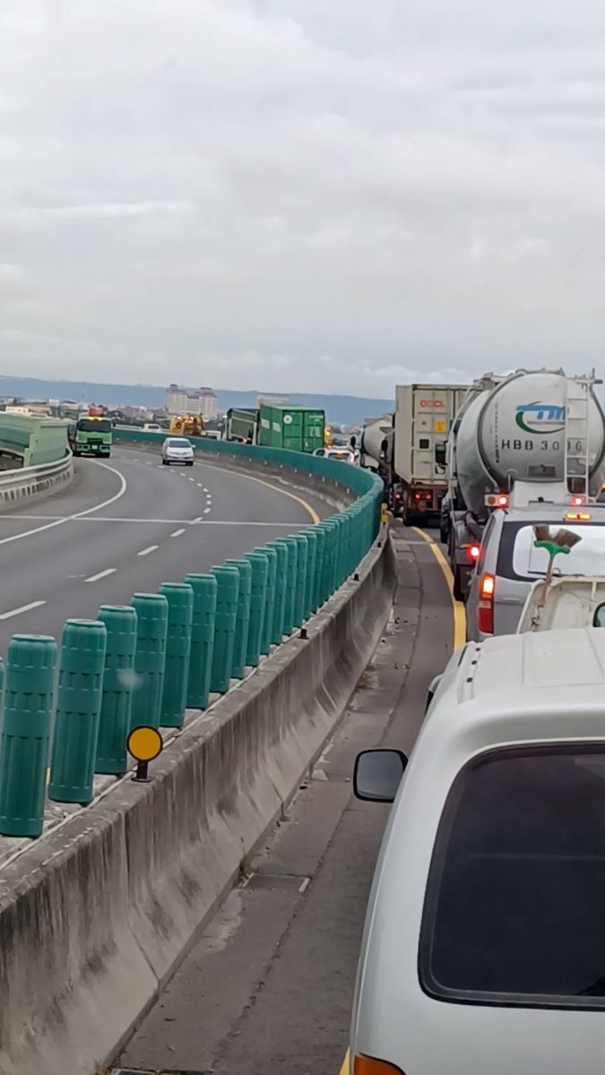 影／轟！台61線西濱快速公路大貨車和遊覽車追撞　5人受傷送醫 - https://www.watchmedia01.com
