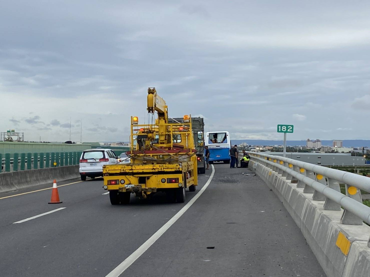 影／轟！台61線西濱快速公路大貨車和遊覽車追撞　5人受傷送醫 - https://www.watchmedia01.com