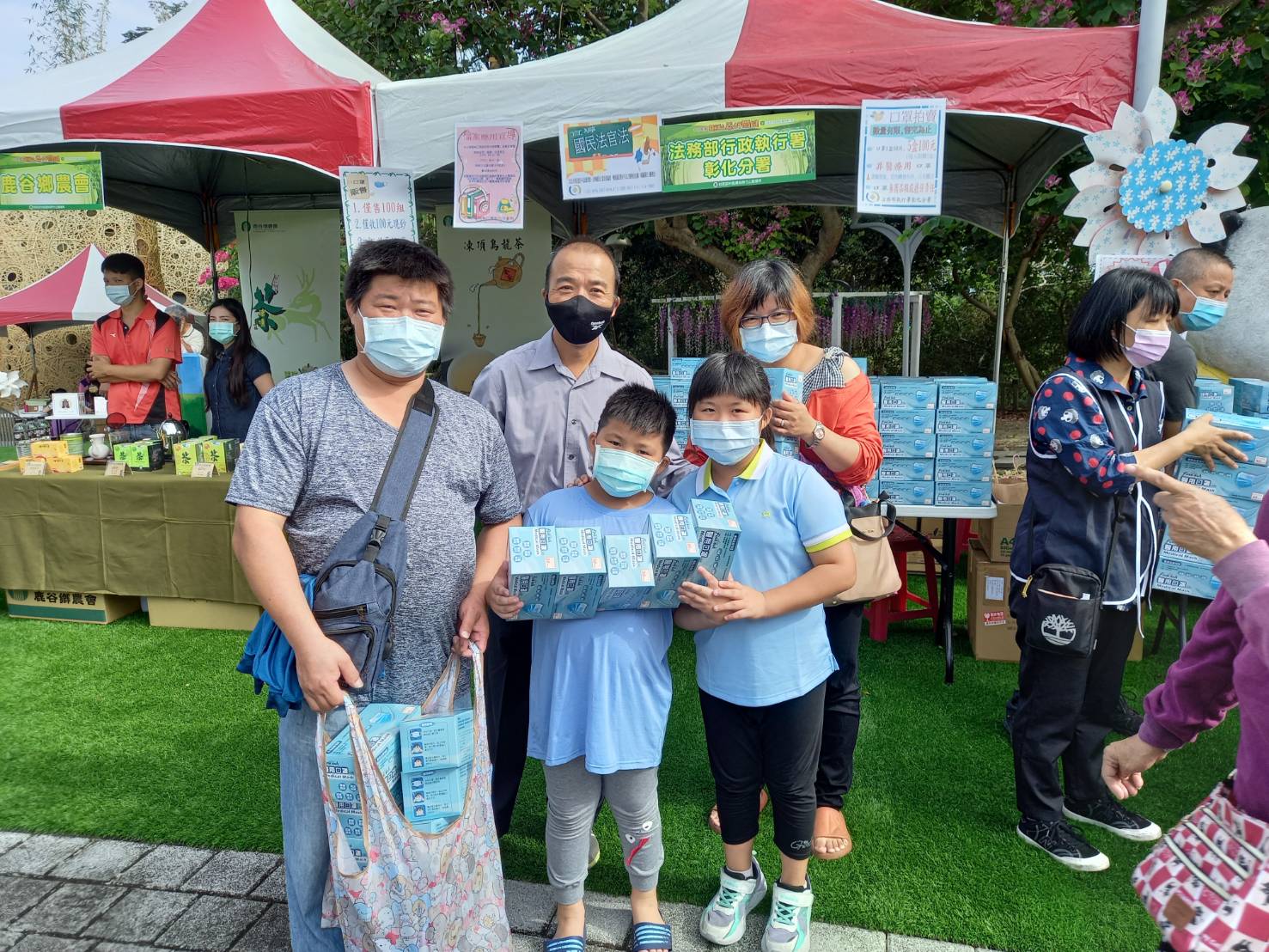 影／跳樓價！口罩每片4毛錢　30分鐘800盒秒殺！ - https://www.watchmedia01.com